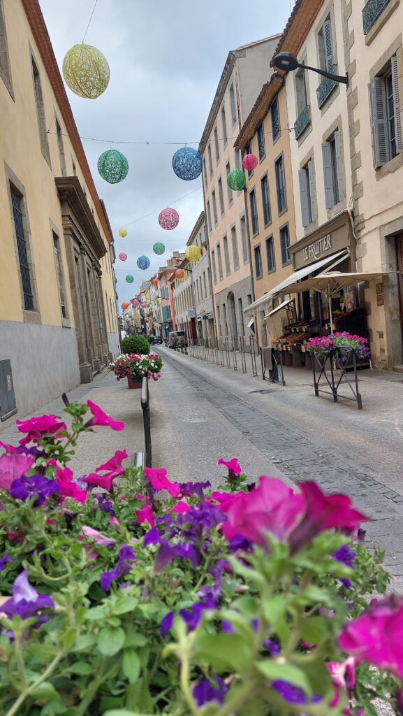 rue commerçante du quartier Bastide à Carcassonne