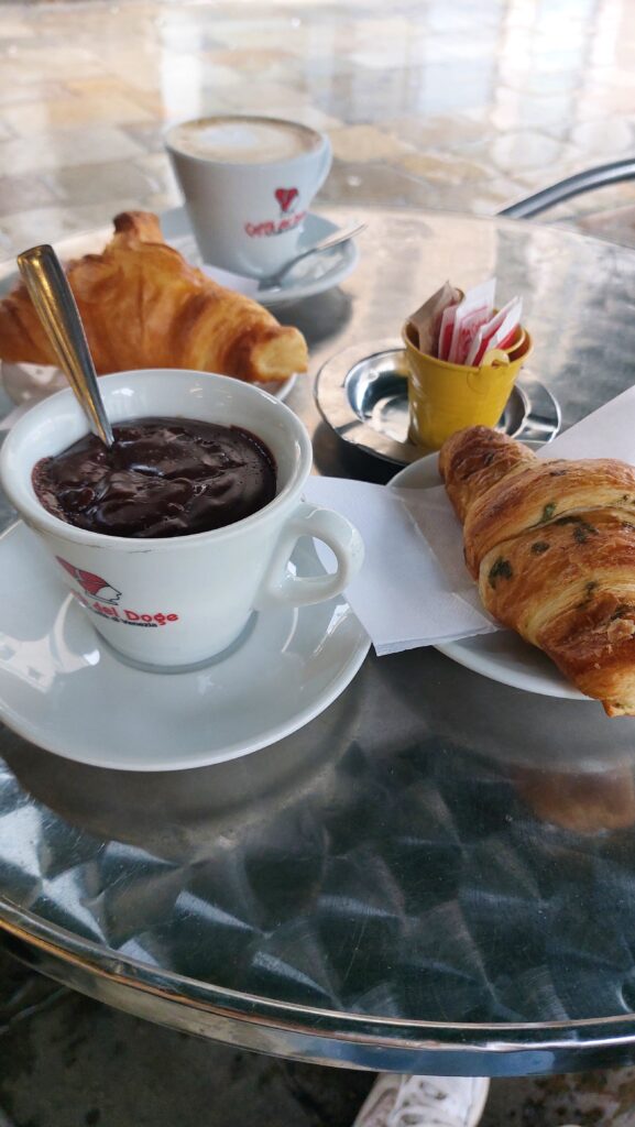 alt="où manger à Venise - petit déjeuner au Zanzibar Caffè"