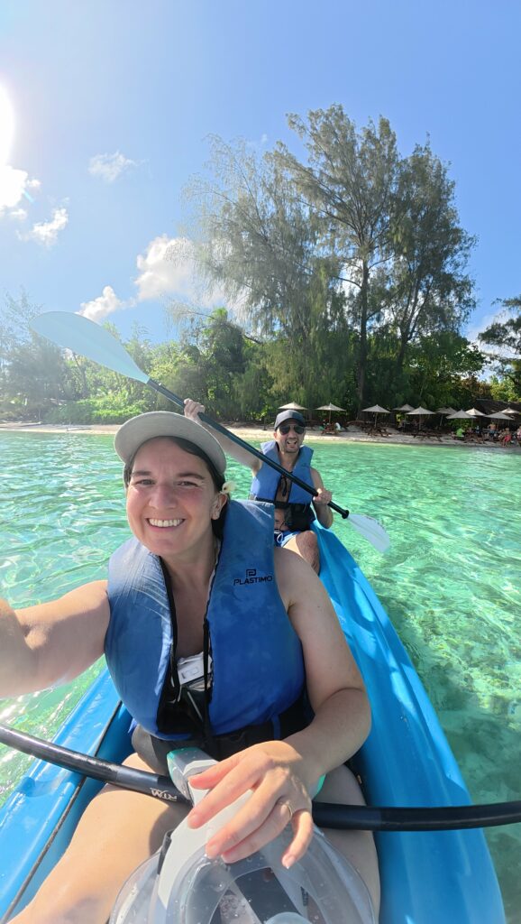 Kayak sur la plage des Tipaniers