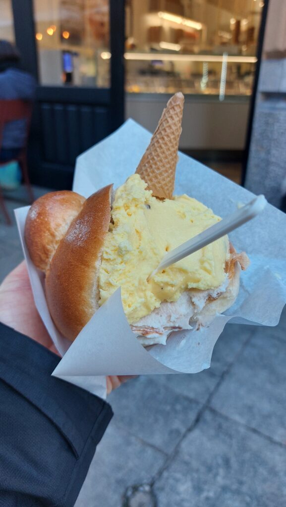 Gelato dans une brioche à Ruvolo