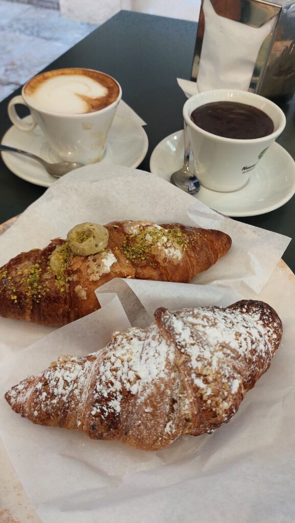 Petit dejeuner à la Caffeteria del Corso